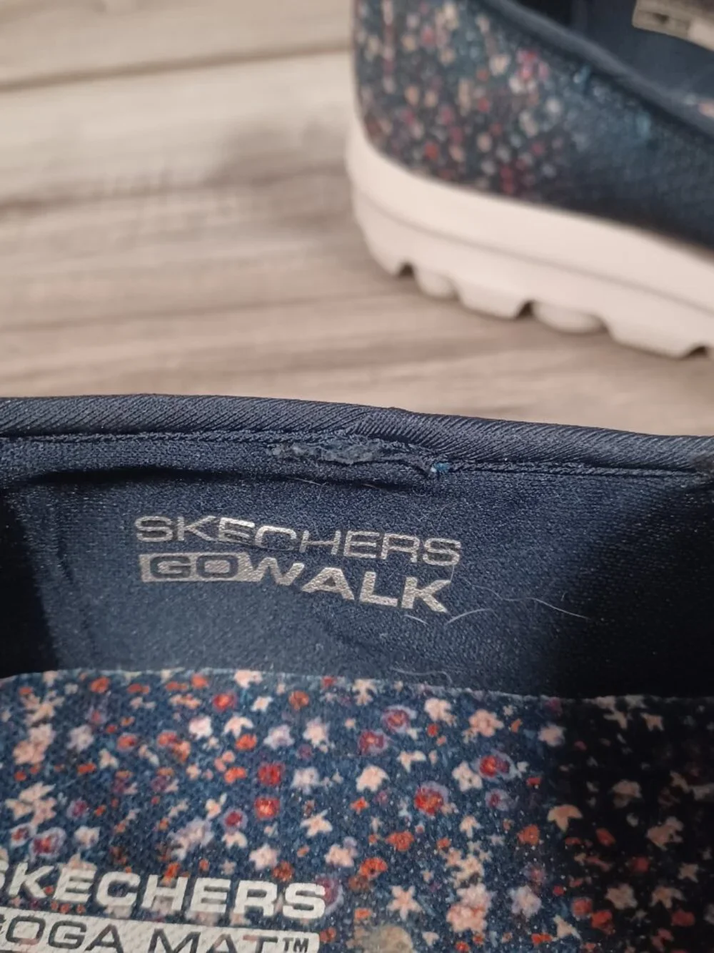 Skechers GO WALK Goga Mat Women's Size 8.5 Hands Free Slip-ins Floral Navy